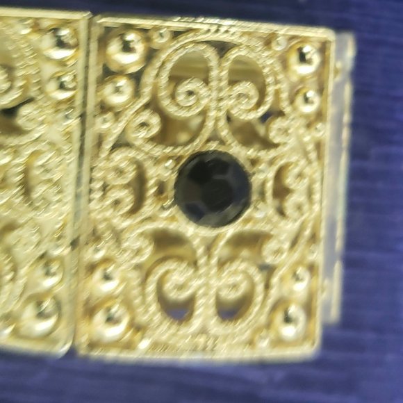 VINTAGE FAUX BLACK STAR SAPPHIRE GOLD STRETCH BRACELET - Picture 6 of 7